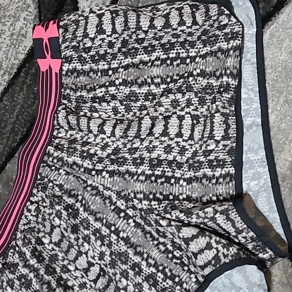UNDER ARMOUR SNAKESKIN PRINT LOGO SHORTS PRICE FIRM - Picture 2 of 11